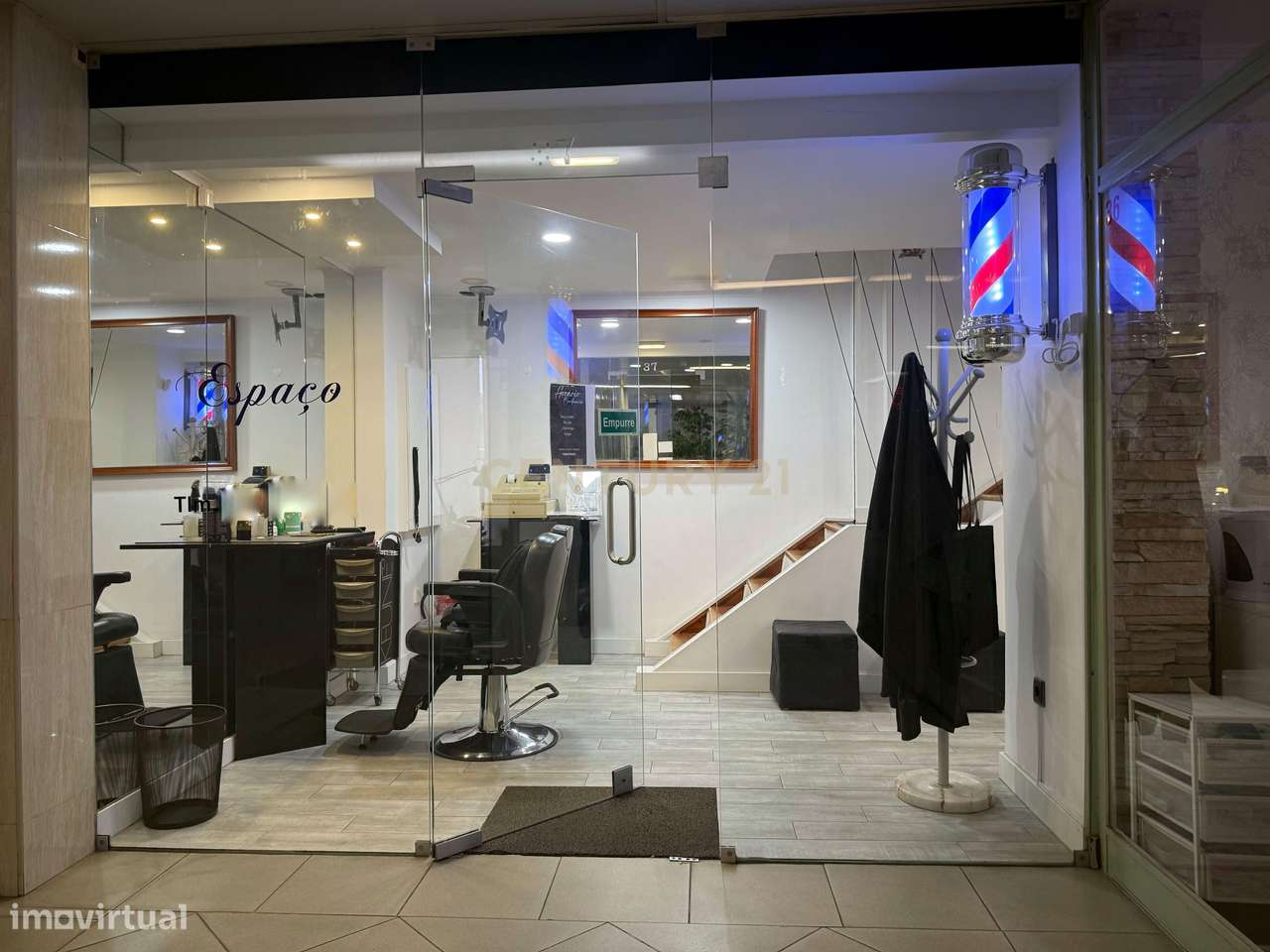 Loja totalmente equipada  – Santo António dos Cavaleiros-6