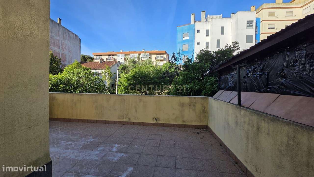 T2 Totalmente Remodelado com Terraço em Algueirão-Mem Martins-15