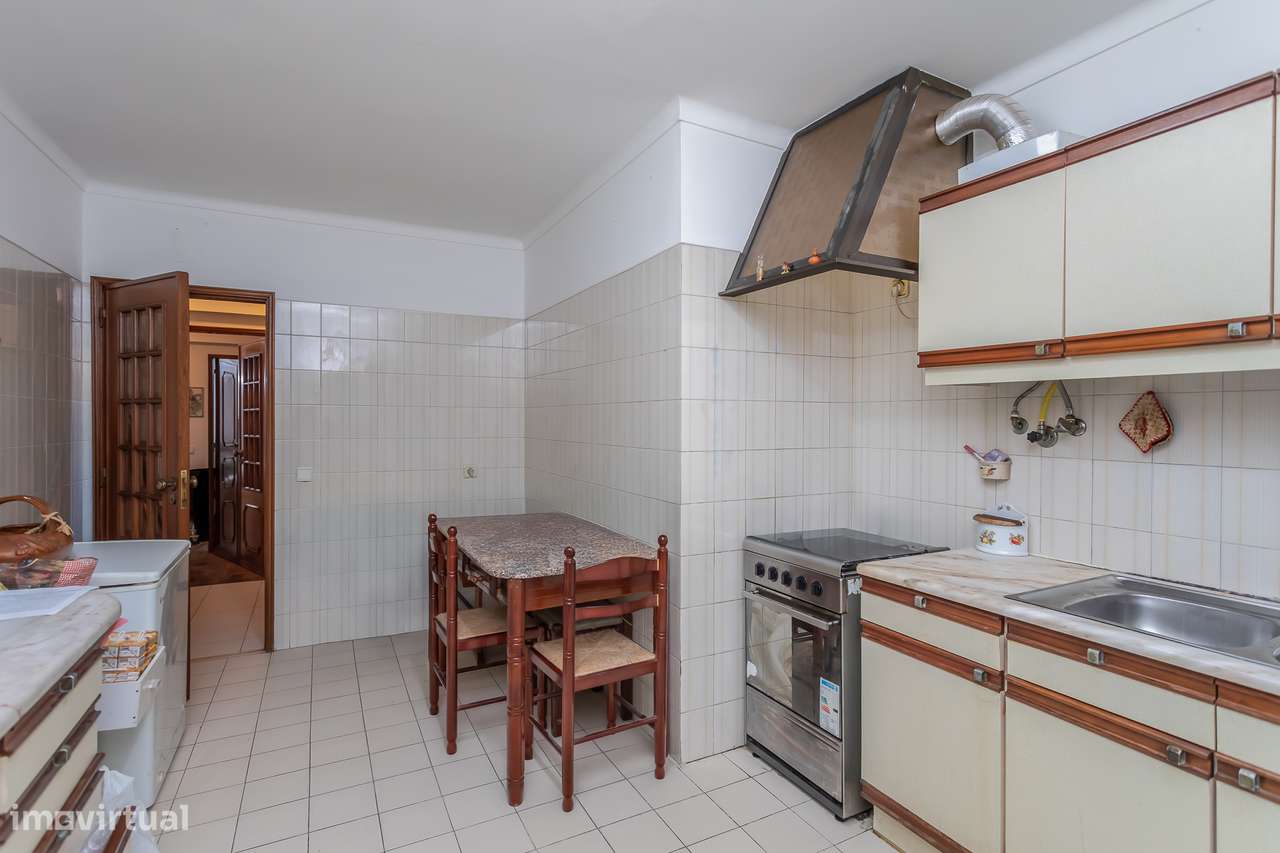 Excelente apartamento T2, situado na Tapada das Mercês-1