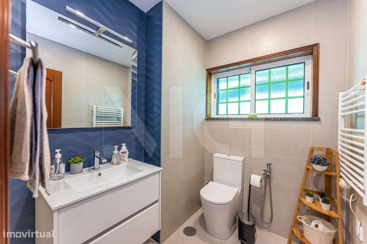 Moradia T4 com pátio, jardim e garagem em Covelas - Trofa-13