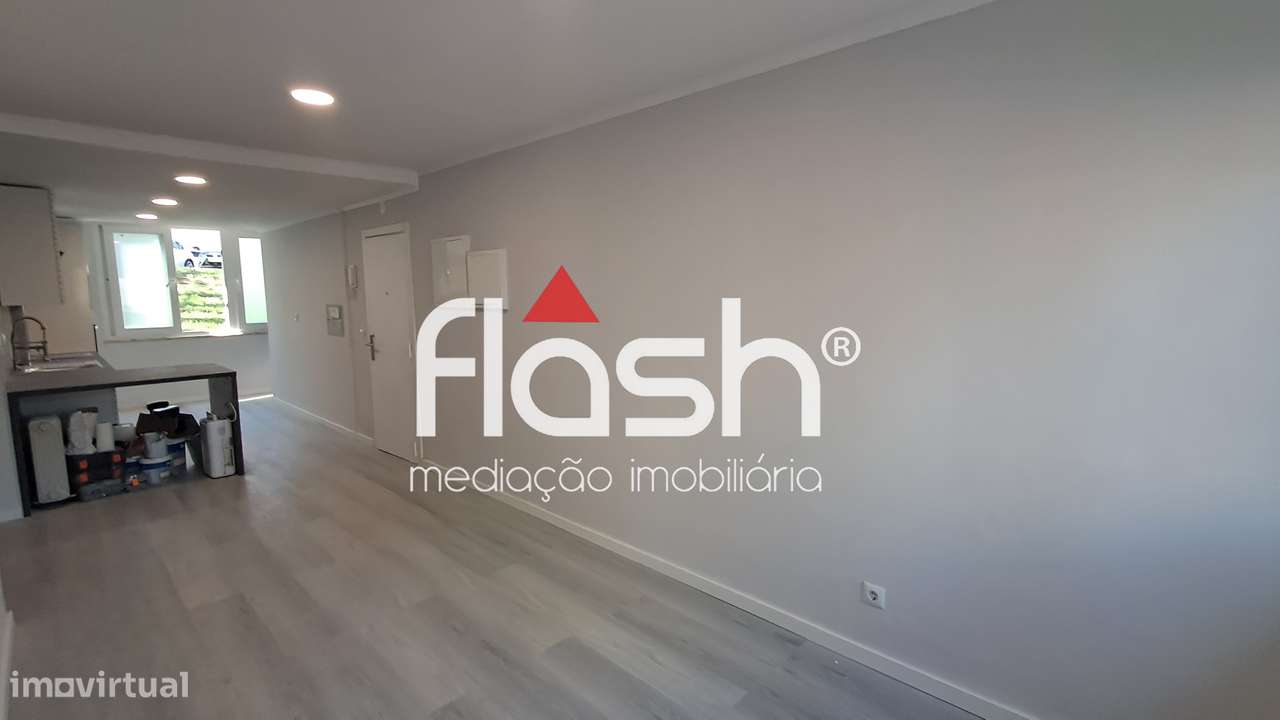 Apartamento T2 Remodelado em Benfica-9