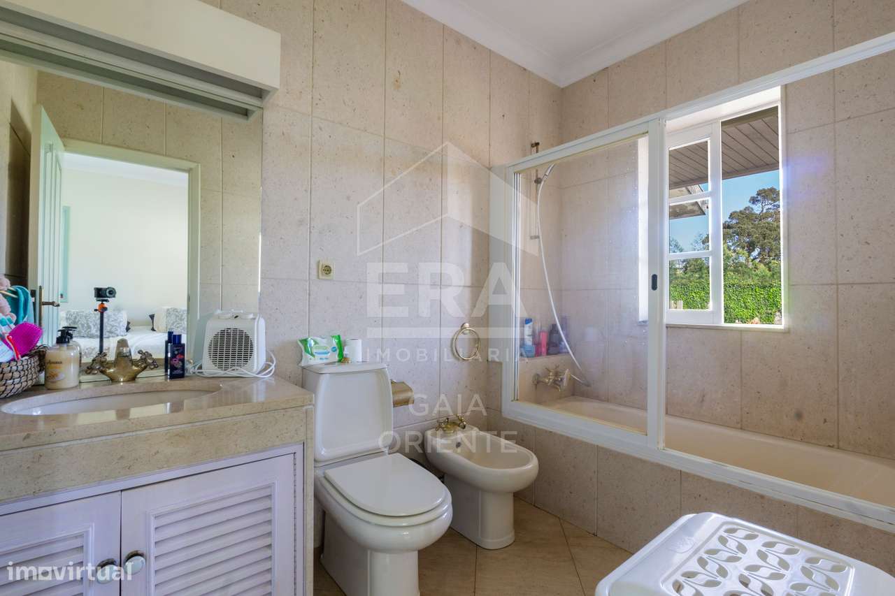 Moradia T8 com jardim e piscinas em Miramar-35