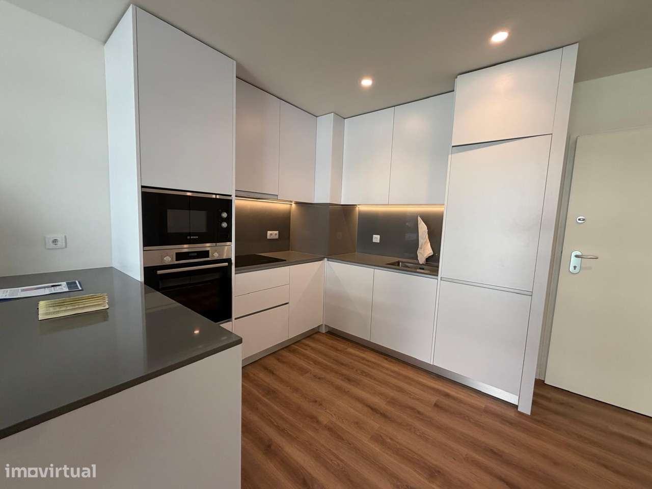 Apartamento T2 Varanda Garagem Pronto Habitar Parque Lavandeira-4