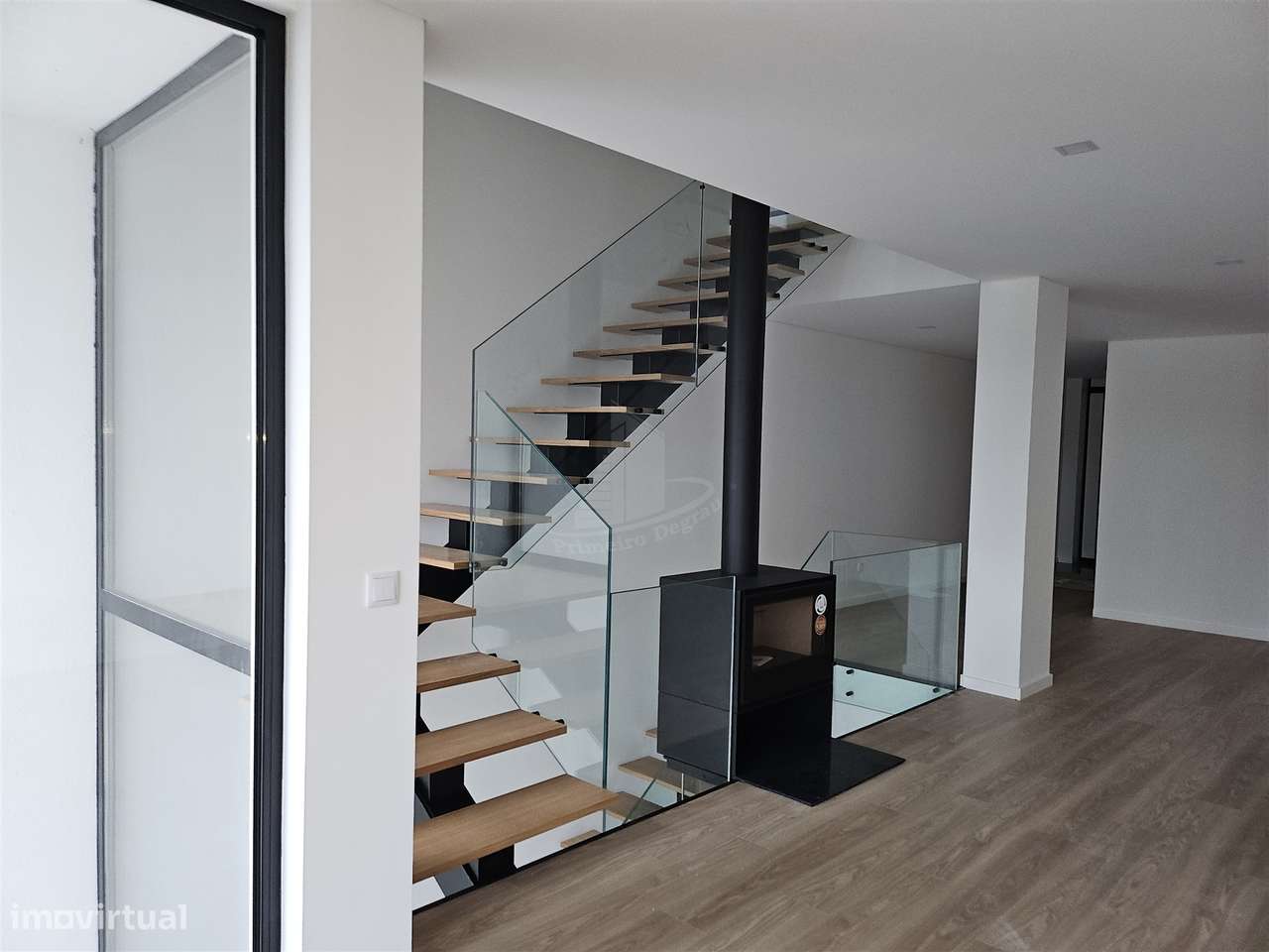 Moradia de gaveto em Santa Lucrécia-3