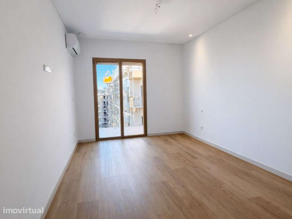 3 Quartos | 2 Varandas | 2 Lugares de Garagem | Elevador-9