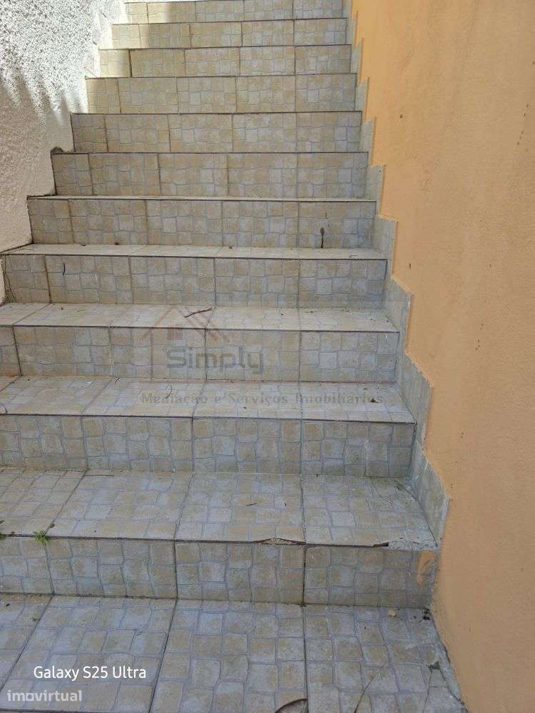 Moradia T4 com piscina e 900 m² de terreno na Quinta da Serralheira,-15
