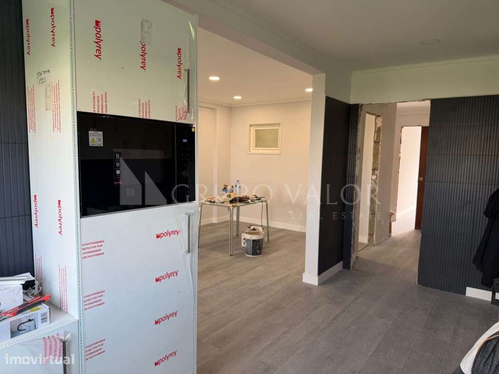 Apartamento T2 em remodelação total com Arrecadação, em Mem Martins-0
