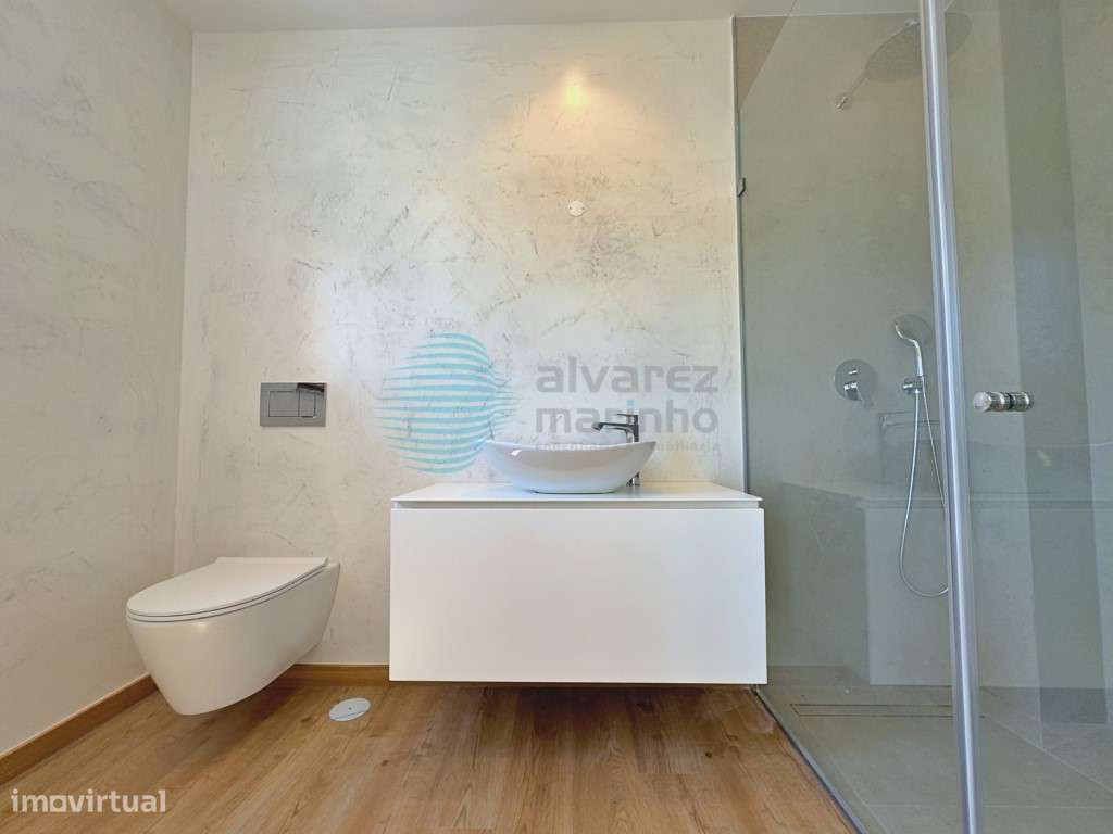 Moradia T4 Independente de Design Contemporâneo com Piscina e Garagem-25