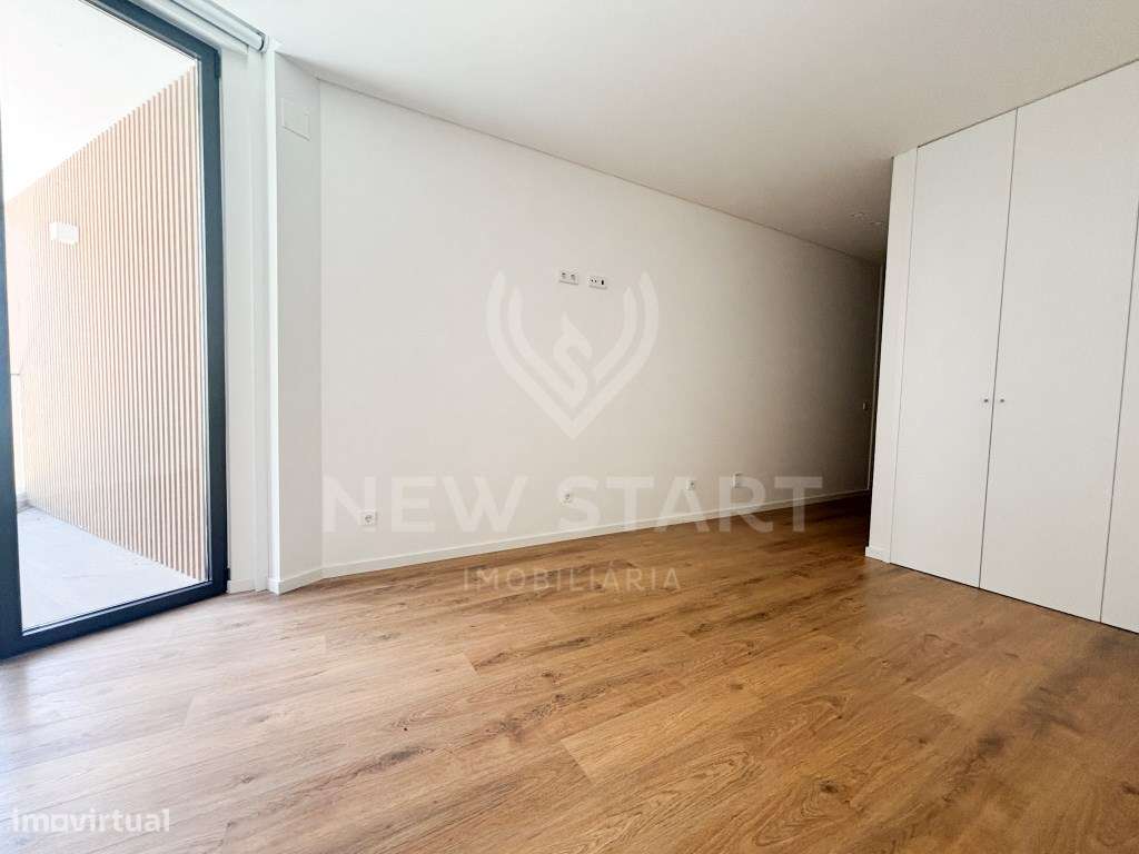 Apartamento T2 Moderno com Varanda e Piscinas no Condomínio Del Mar...-11