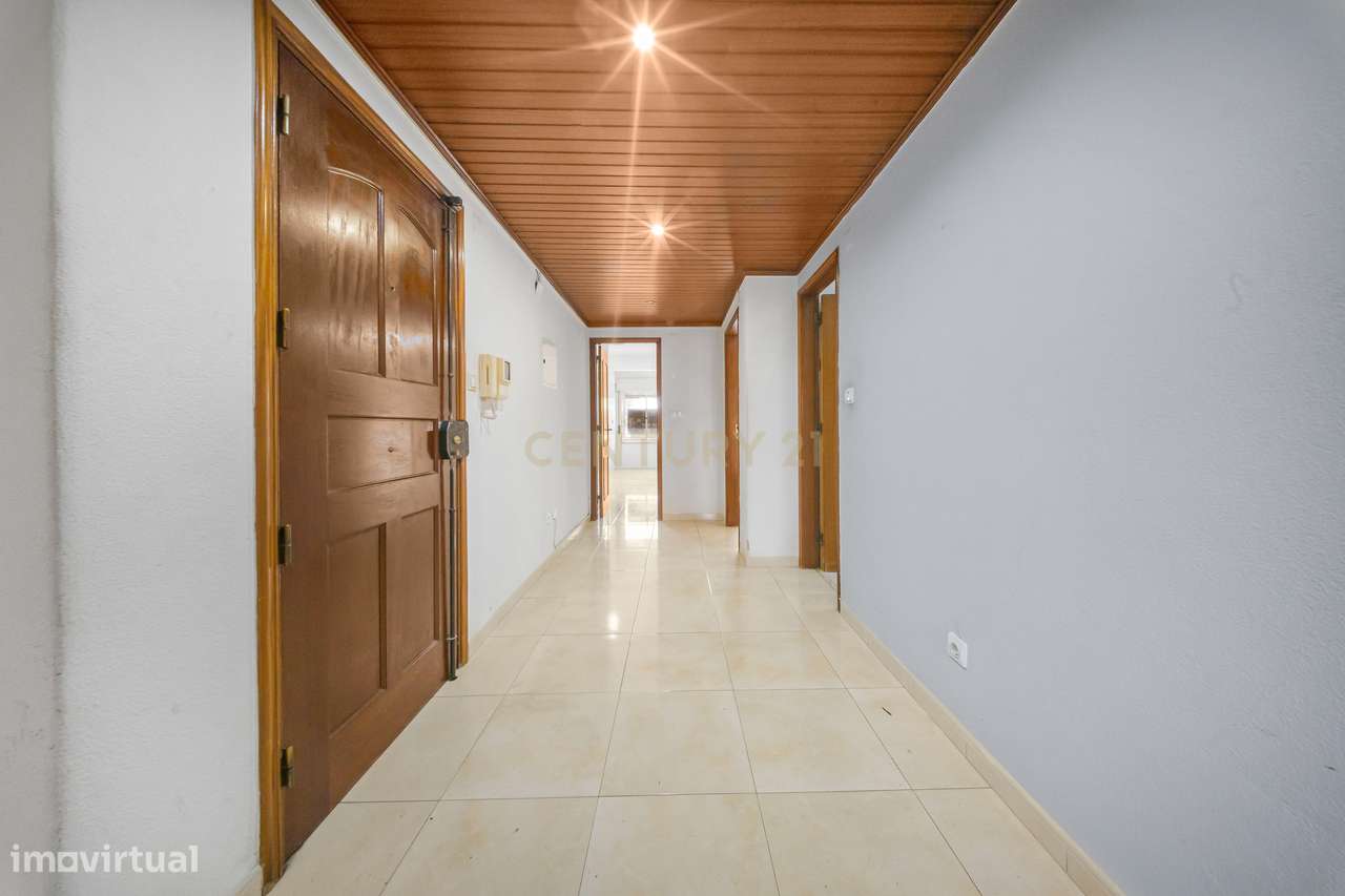 T3 Luminoso em Santa Marta do Pinhal – Espaço e Conforto no Coração de-2