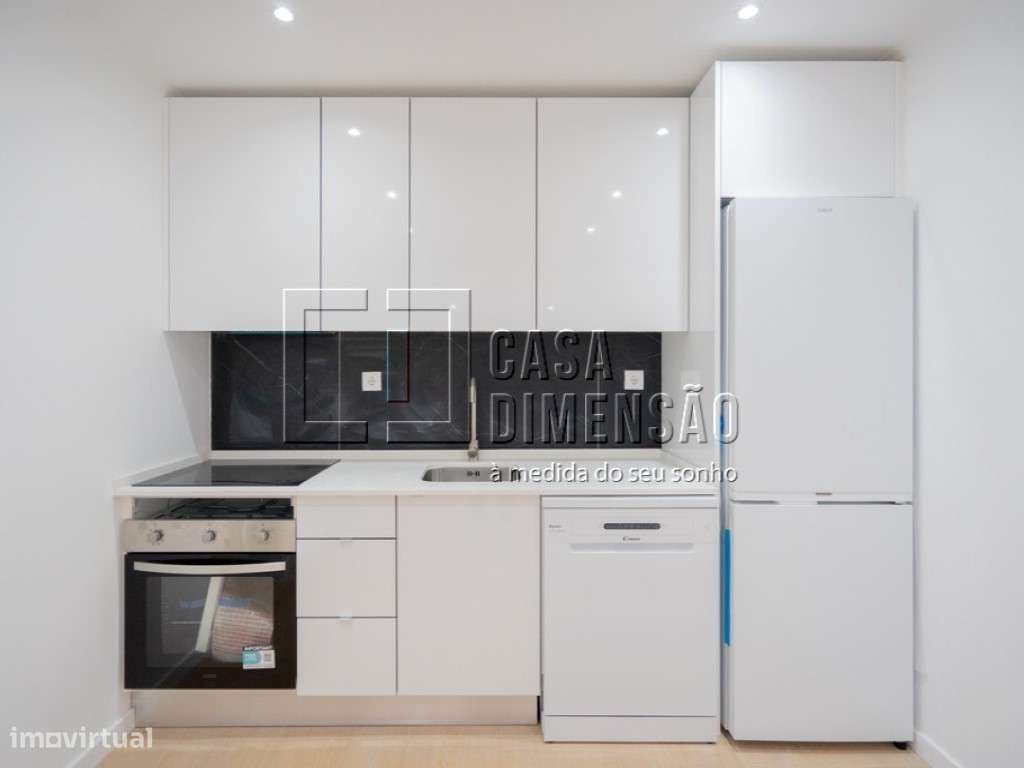 Apartamento T3 em fase de remodelação, na Amadora!!-9