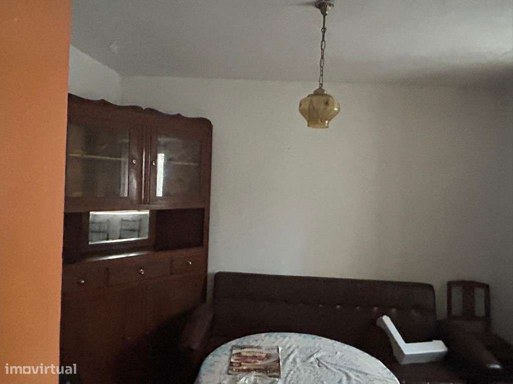 Moradia tipologia T6 de rés do chão e primeiro andar - Grande imagem: 4/35