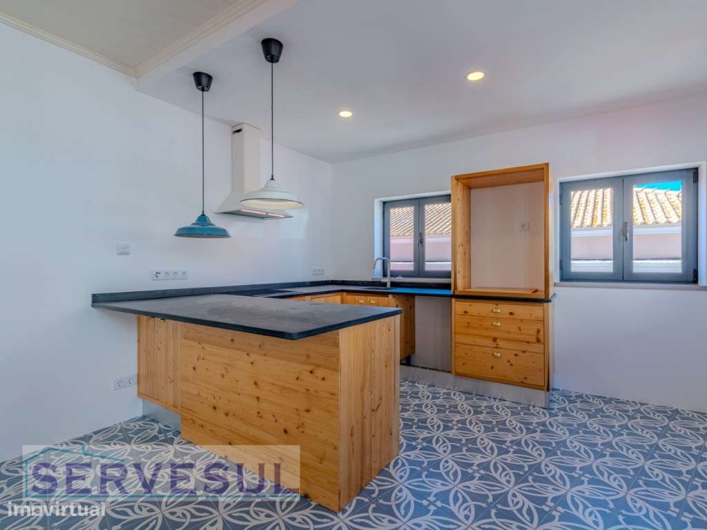 Nova Moradia de 2 pisos composta por 1 quarto, totalmente renovada,...-2
