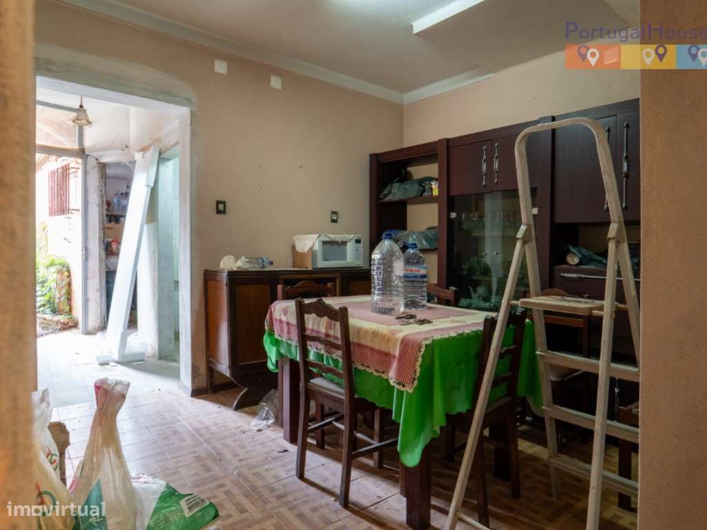 Prédio constituído por 2 apartamentos T2 com entradas independentes...-18