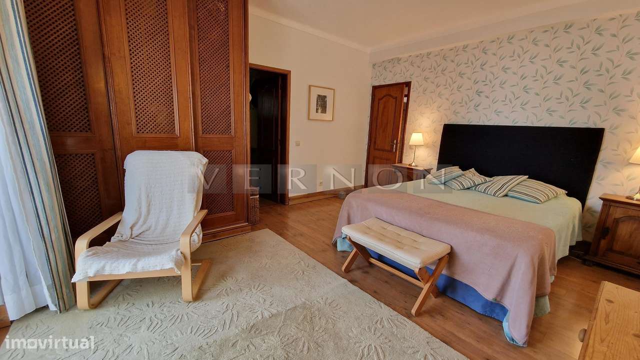 Charmosa e espaçosa moradia com 3 quartos e piscina para venda entre L-21