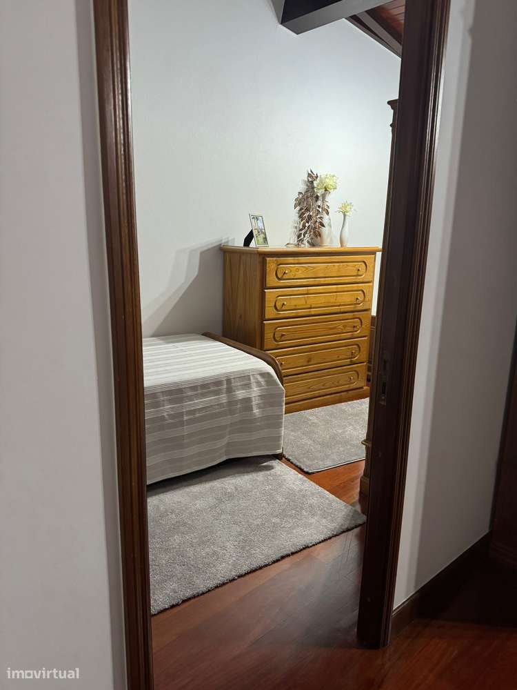 Moradia térrea T4 em pedra com 386m2 e terreno com 6.000m2, anexos.-48