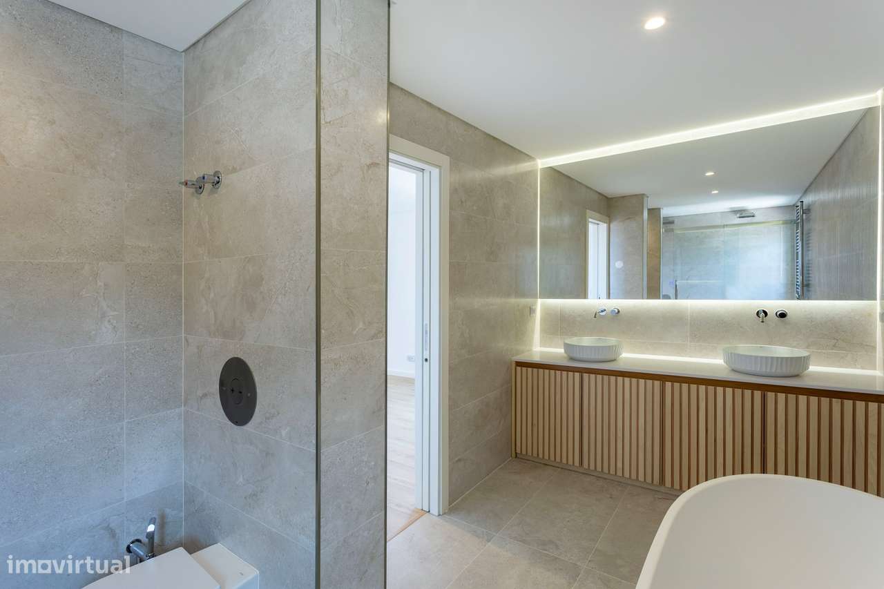 Moradia T6 com Piscina, Vista Mar e Terreno de 3.920 m² | Azoia, Sintr-28