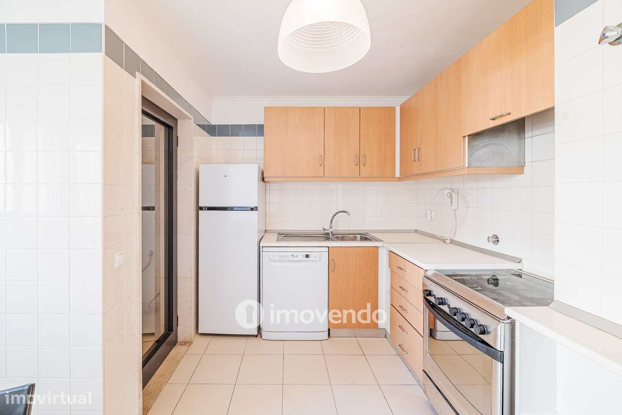 Apartamento T2 com cozinha equipada e estacionamento, na Ameixoeira-0