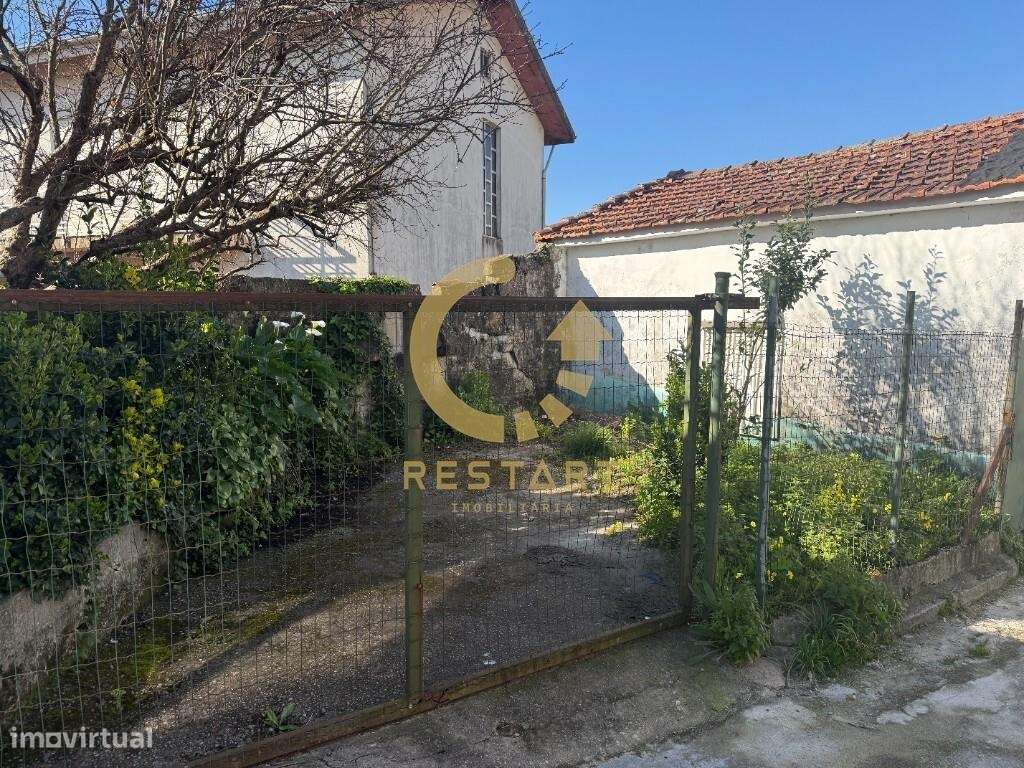 Moradia T2 térrea para recuperar com 3 logradouros - Grande imagem: 5/27