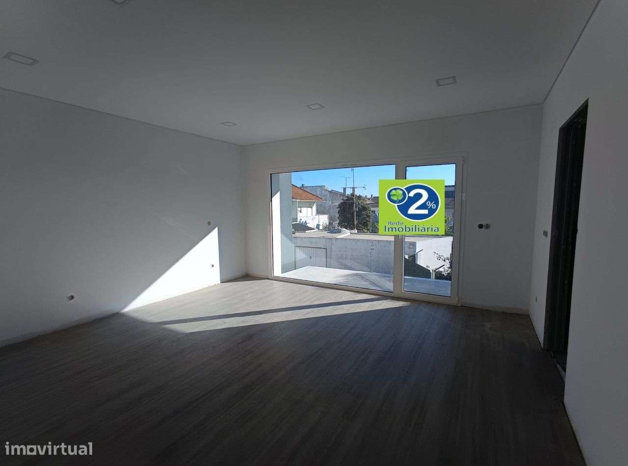 Moradia V2! Bem localizada - Grande imagem: 4/15