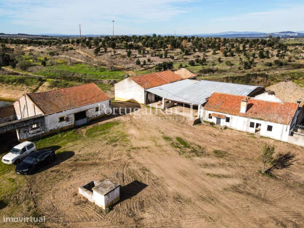 Quinta com casa de habitação T5 e diversas construções-7