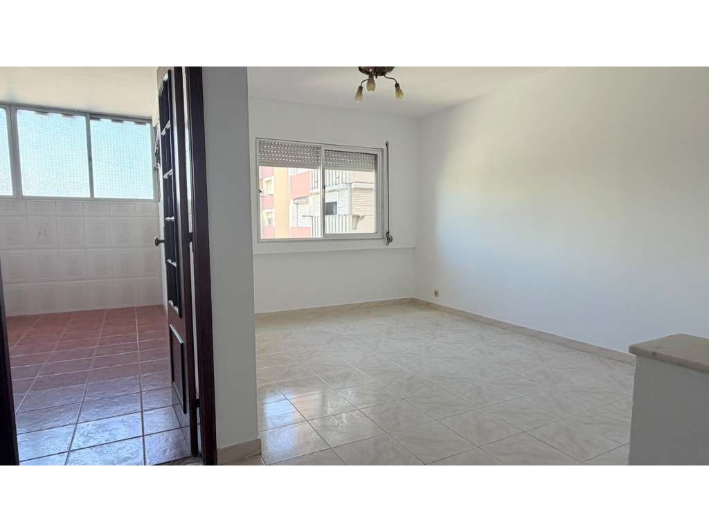 Apartamento T2 - Santo António da Charneca-1
