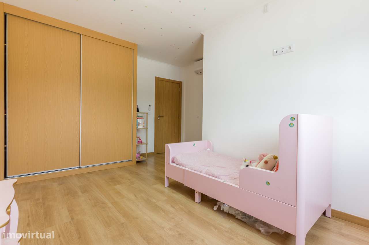 Moradia isolada com piscina aquecida num terreno de 398 m²!-29