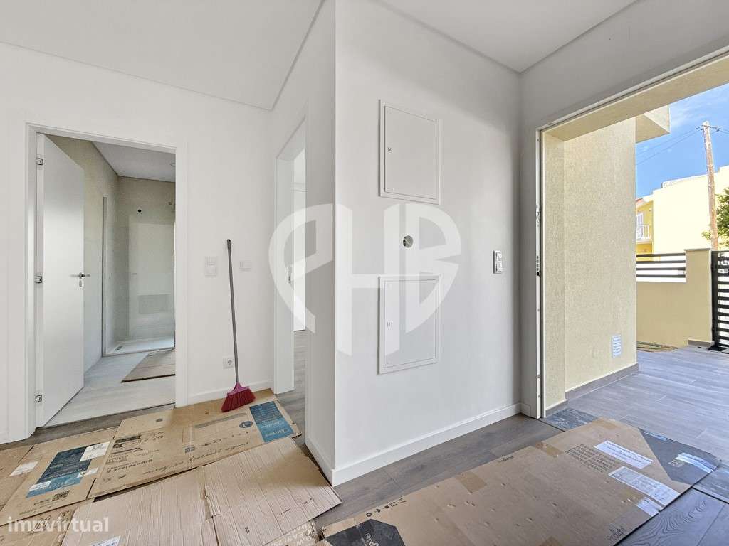 Moradia de Luxo T4 C/ Piscina e Box // Em Construção-8