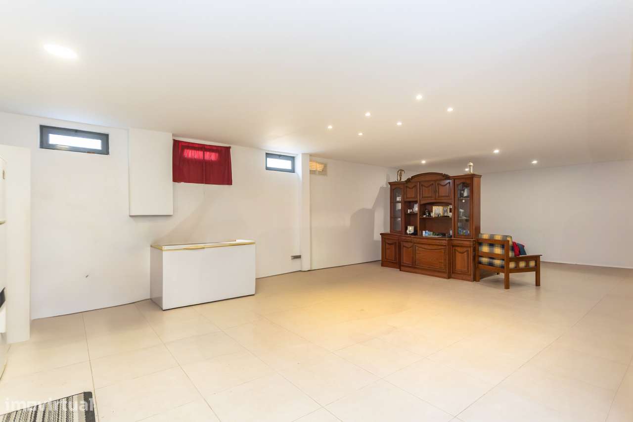 Andar de moradia T3 com terraço e cave muito espaçosa-27