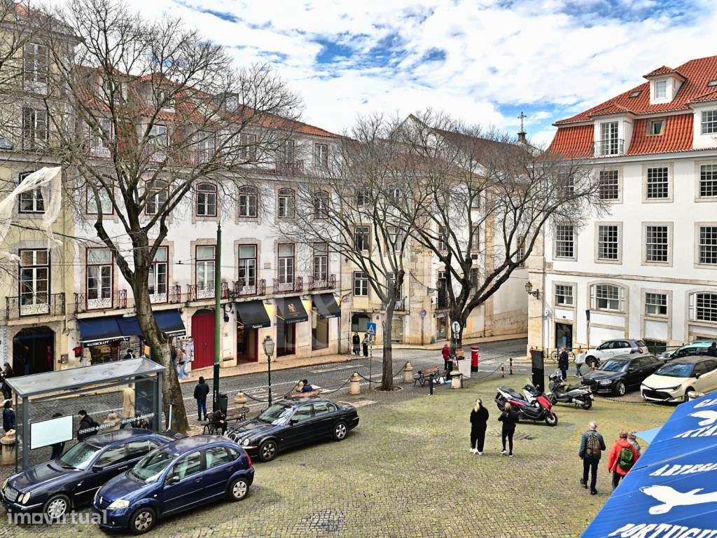 Apartamento T3 renovado no centro histórico de Lisboa-31