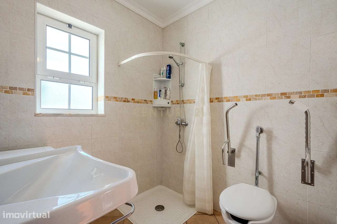 Moradia T2 Geminada C/ 2 Apartamentos Independentes e 238 M2 de Área E-35