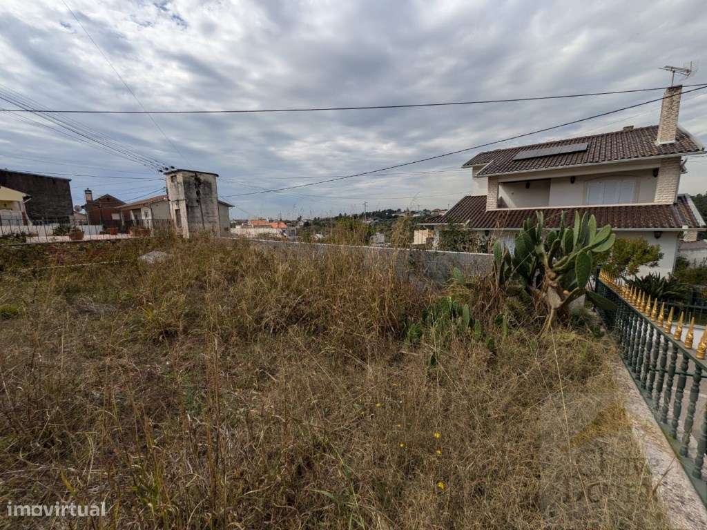 Vende-se moradia para recuperar com lote de terreno - Lordemão-12