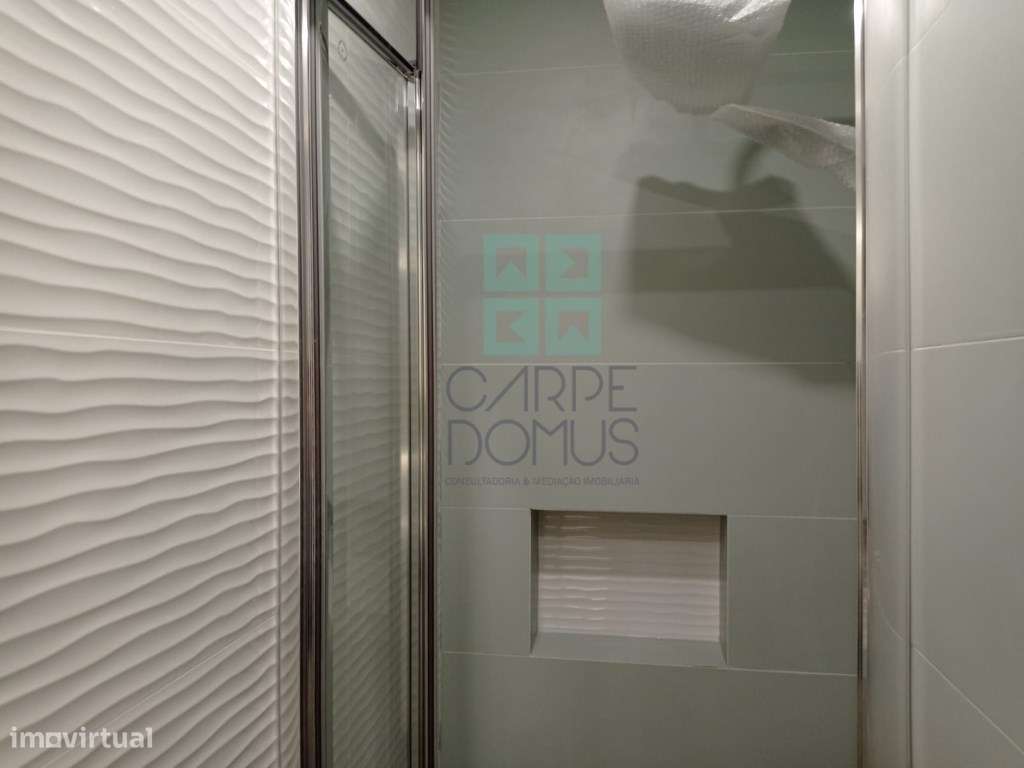 Apartamento T3, totalmente renovado, c/ varandas, na Avenida do Uru...-20