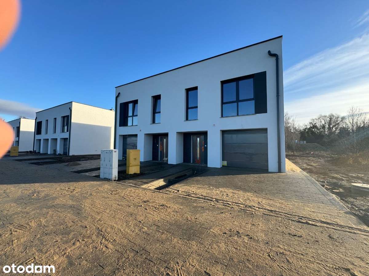 Nowoczesny dom z ogrodem w otoczeniu zieleni-3