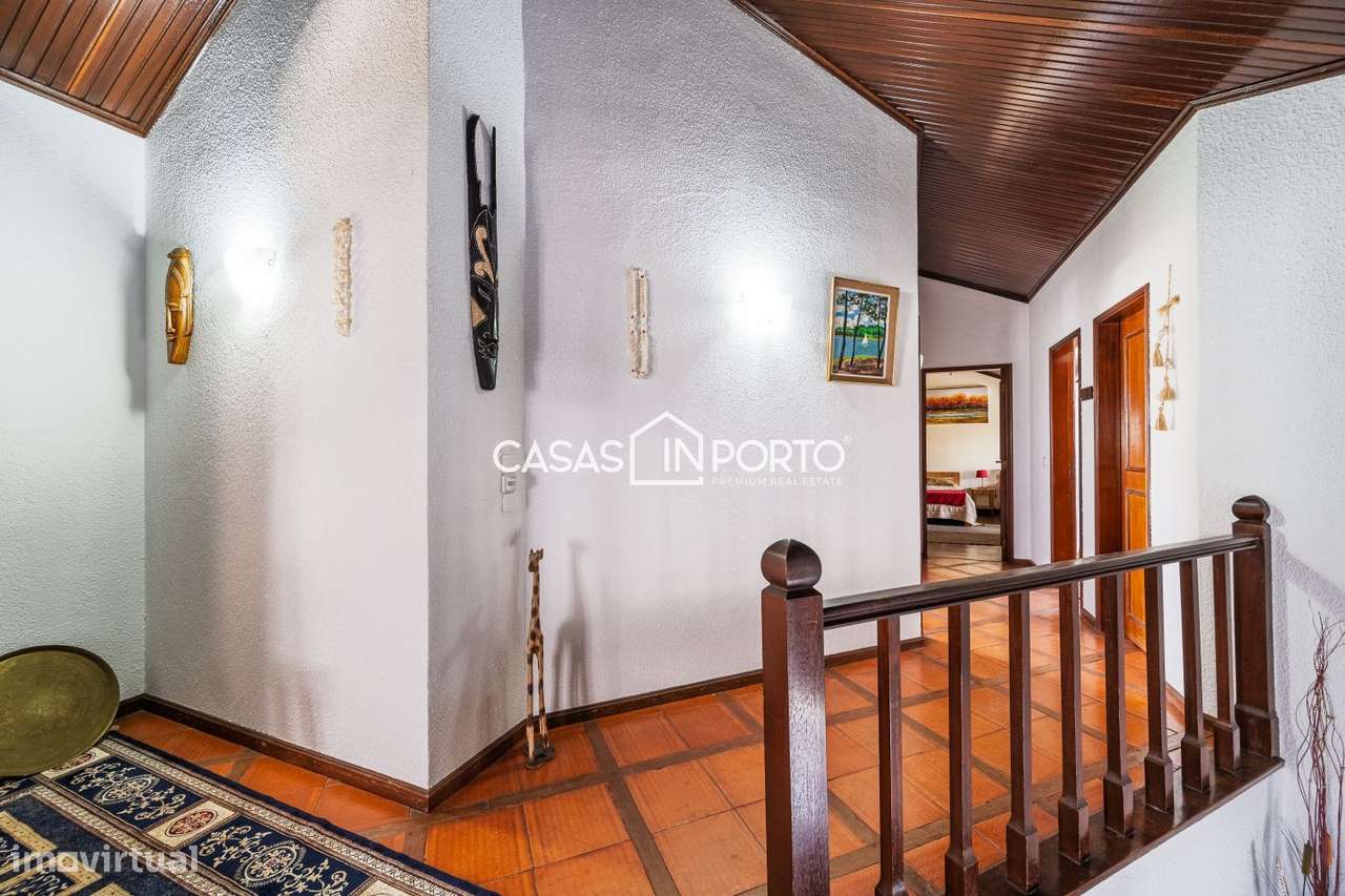 Moradia V5 - Estilo Americano com Piscina e Campo de Ténis – Entre-35