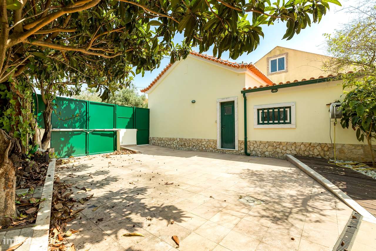 Moradia T4 Renovada | 3 Suites | Lote 900m2-18