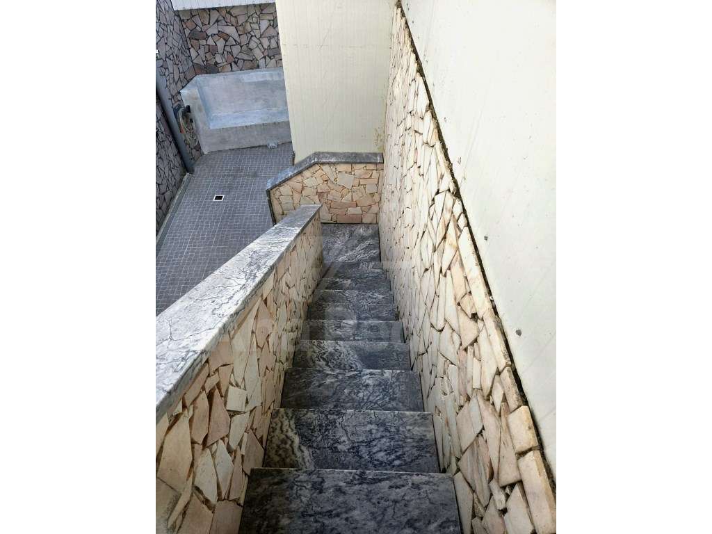 Moradia Bi-Familiar Totalmente Remodelada com Logradouro e Elevado ...-14