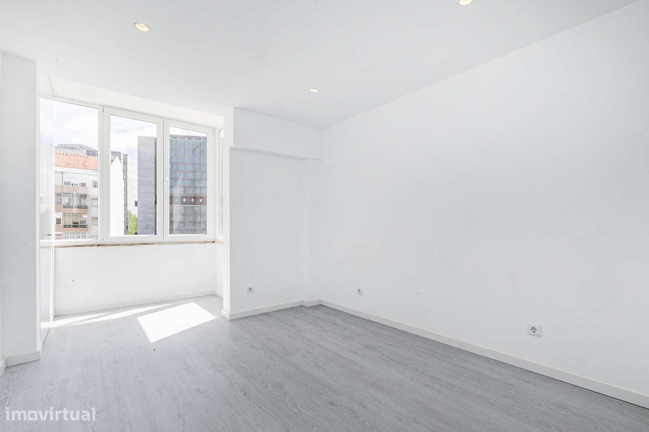 Apartamento T2 luminoso com varandas e garagem | Parque das Nações - Grande imagem: 3/15