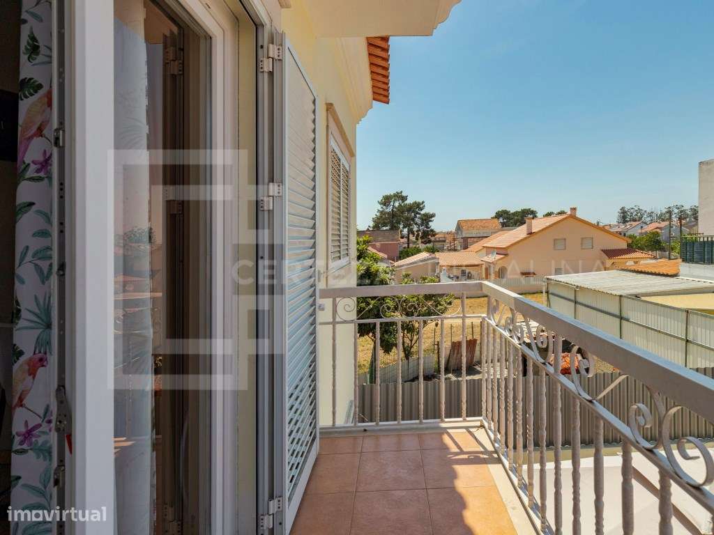 Moradia T3 com Logradouro e Sótão | Quinta do Conde-18