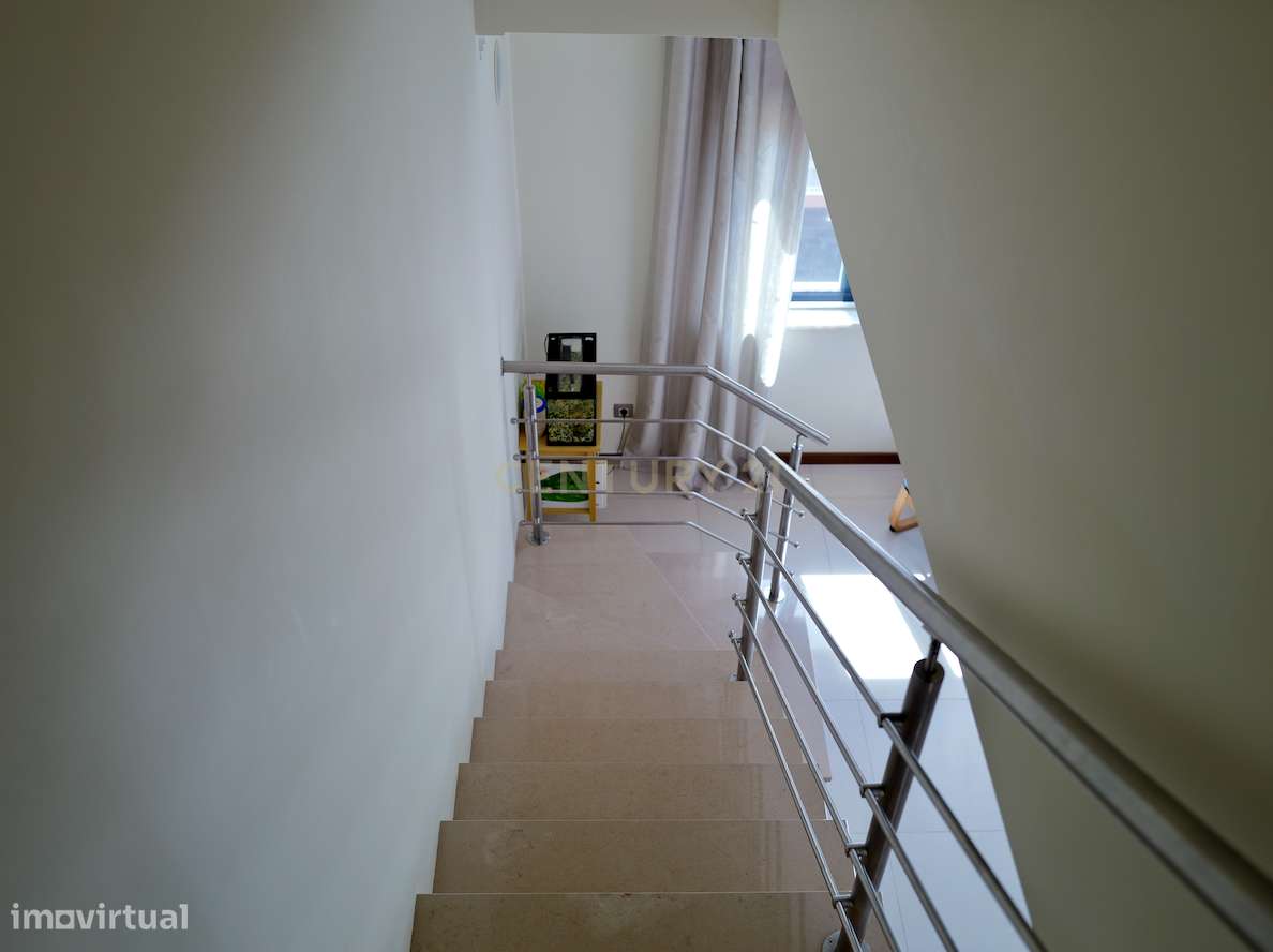 Apartamento Duplex T4 de Prestígio com Vista Rio | Alcochete-11