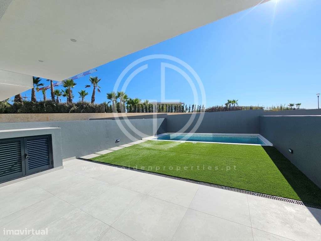 Moradias em Banda T4 em Montenegro, Faro-17