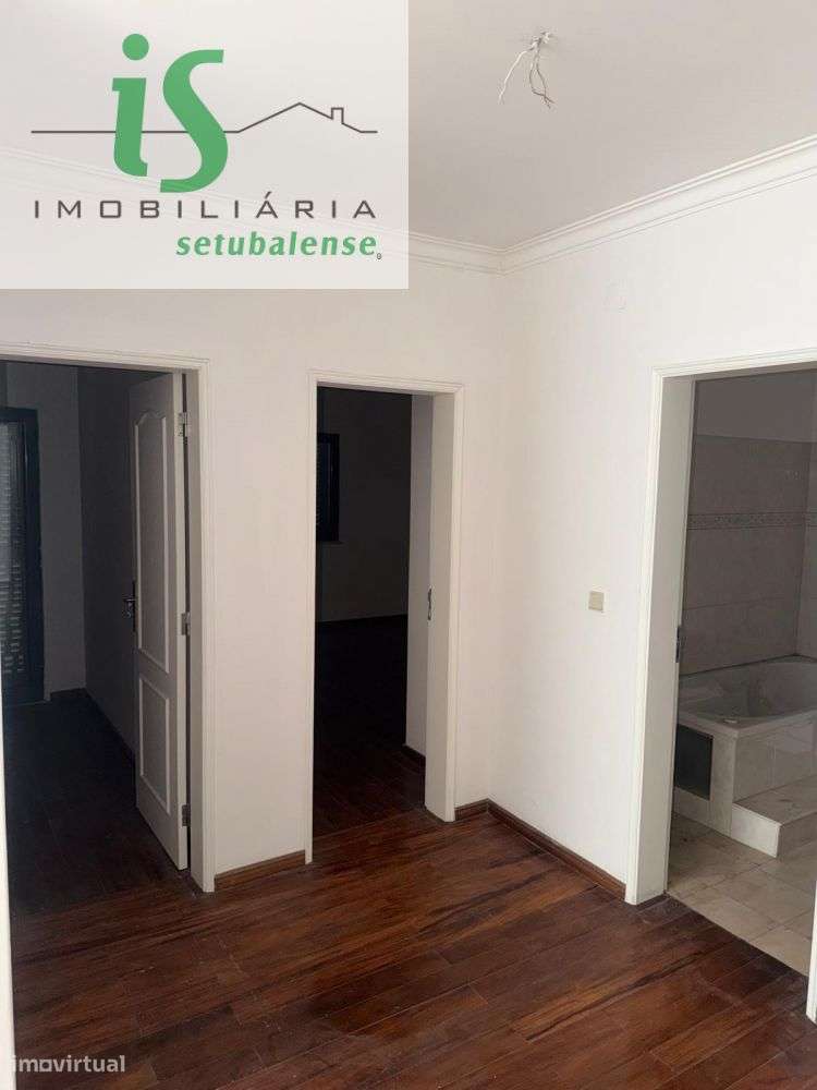 MORADIA T6 À VENDA EM  ALMADA COM GARAGEM-16