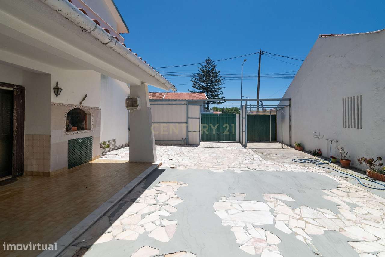 Moradia T4 com Anexo T2 Independente | 400 m² de Construção | Lote de-5