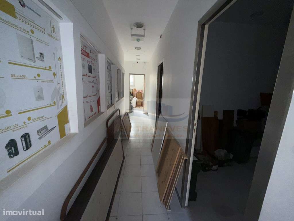 Loja com 170 m², dois pisos e elevada versatilidade - Amadora - Grande imagem: 4/22