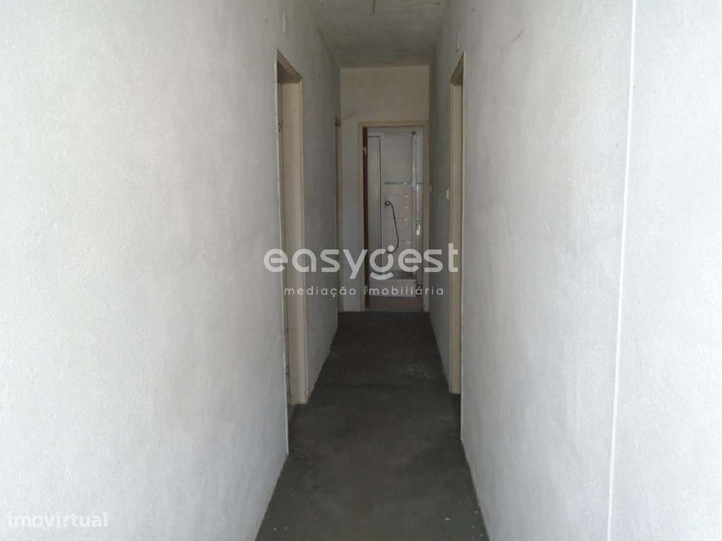 Moradia de Dois pisos para recuperar no Centro da Vila de Pataias - Grande imagem: 2/31