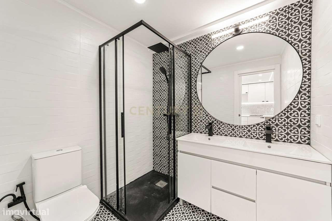 Prédio Totalmente Renovado com 2 apartamentos T1 e espaço exterior no-13