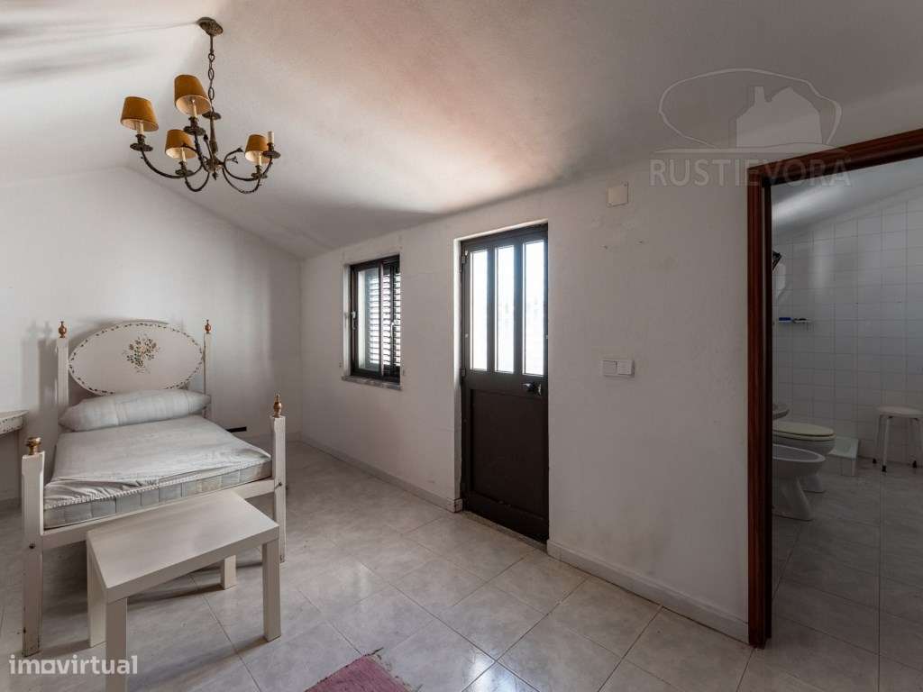 Moradia Unifamiliar de rés-do-chão e sótão, T3 com terraço e 2 quin...-11