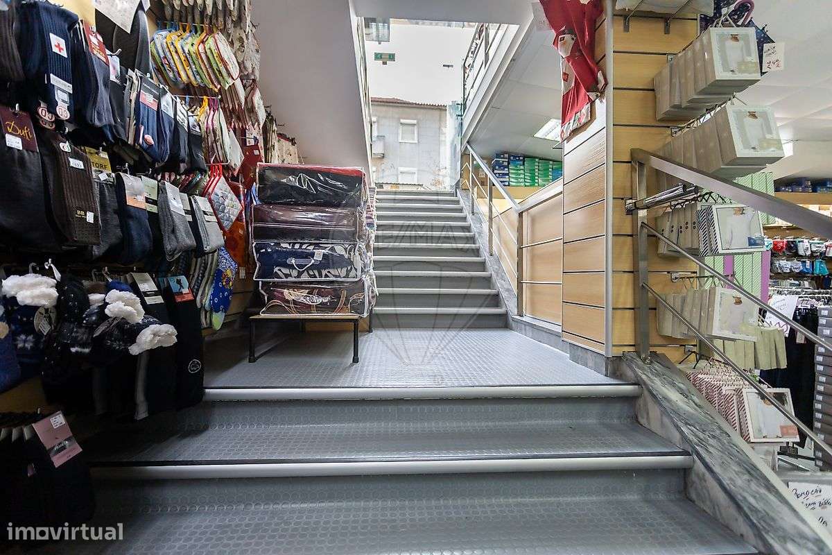 Loja à venda em Almada-12