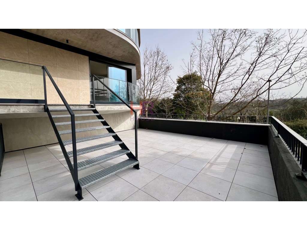 Vende-se Fantástico T2 com terraço privativo-5