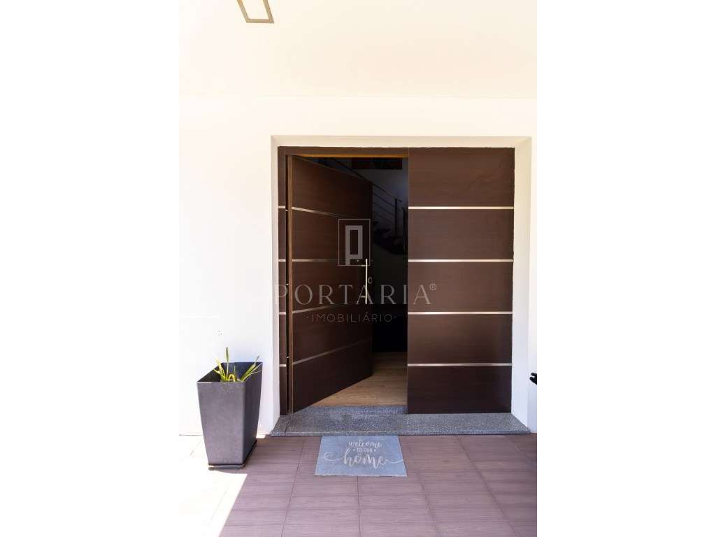 Fantástica moradia V4 isolada com piscina-26